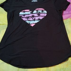 No boundaries V-neck t-shirt